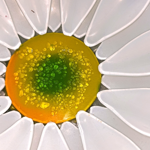 ~{Unbranded}~ Gorgeous textured glass daisy salad plates. - Picture 5 of 5